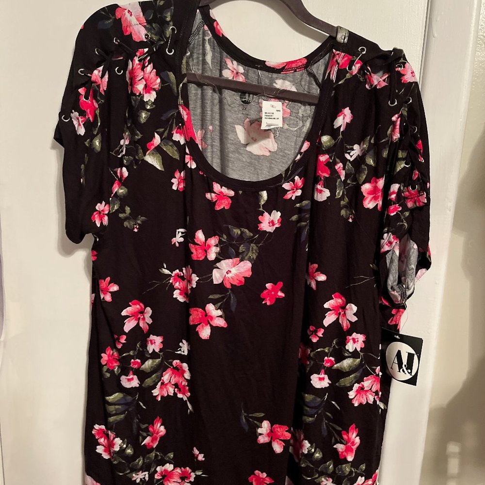 - NWT A&I Short Sleeve Floral Blouse SZ 3X